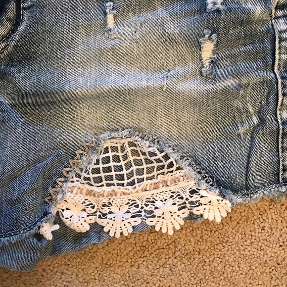Rue 21 High Waist Distressed Denim Shorts Womens Size 7 Lace Peekaboo Pockets - Picture 2 of 14